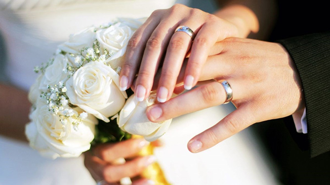 nhẫn cưới nên đeo tay nào