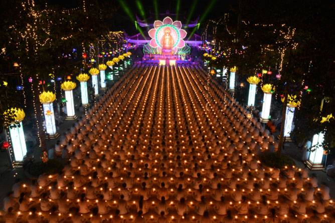 đêm hoa đăng ngày vía Phật A Di Đà